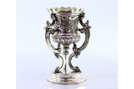 Porta velas de altar em prata com relevos e aplicações, alma em vidro verde, assente em base circular com frisos e asas concheadas.